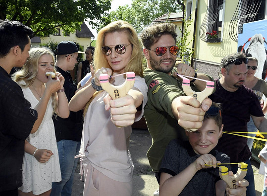 Iva Pazderková se spolu s pány zapojila do soutěže ve střílení prakem.