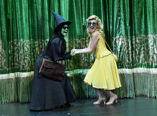 Natálka jako Glinda s kolegyní Elphabou v muzikálu Čarodějka