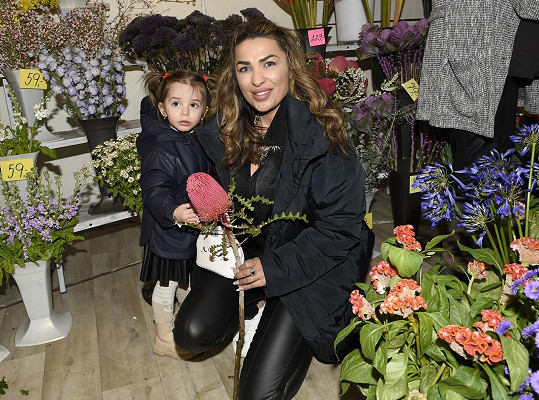 Anife Vyskočilová se svou vnučkou na otevření květinářství