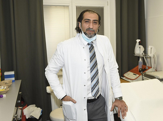 Ali Amiri vystudoval medicínu a věnuje se dermatologii.