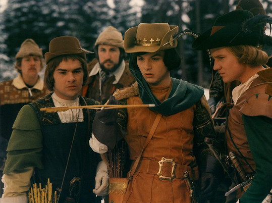 Jaroslav Drbohlav (vlevo) jako princův pobočník Vítek v pohádce Tři oříšky pro Popelku (1973).