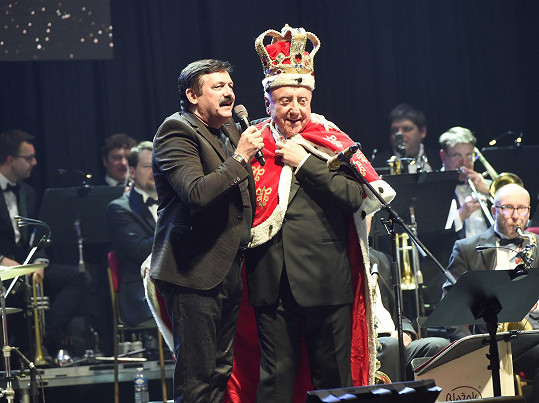 Na pódiu dostal Felix i královskou korunu a plášť.
