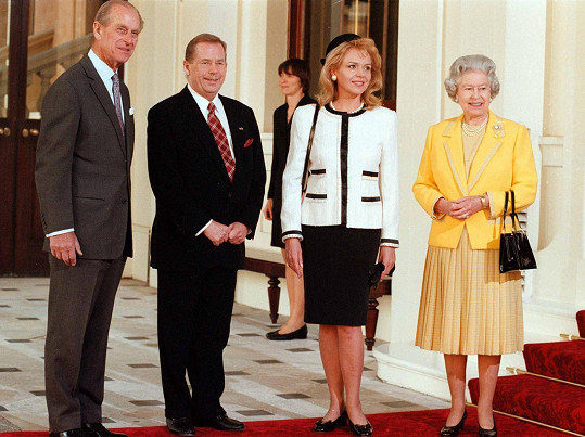 Philip, vévoda z Edinburghu, Václav Havel, Dagmar Havlová a Ažběta II. Na tuhle návštěvu Dagmar Havlová jen tak nezapomene.
