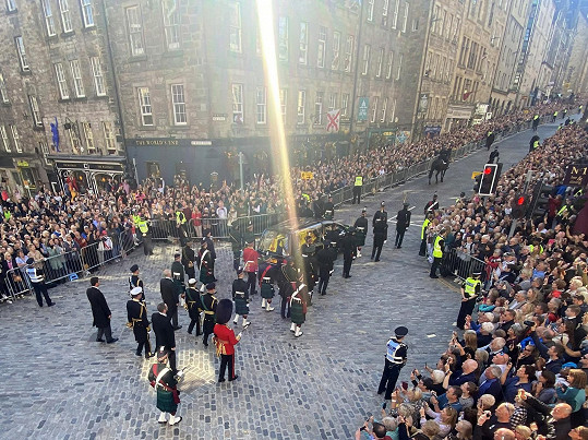 Královninu rakev osvítil jediný paprsek slunce při procesu přesunu do katedrály svatého Jiljí v Edinburghu. 
