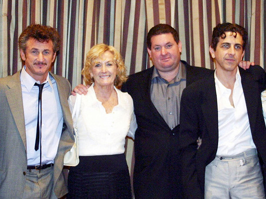 Herečka se svými třemi syny na snímku z roku 2004