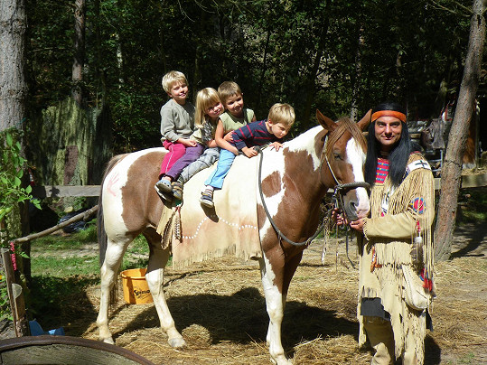 Klukovský sen být Vinnetou si splnil ve westernovém městečku v Boskovicích. Tam na koni vozil svoje děti a švagrové.