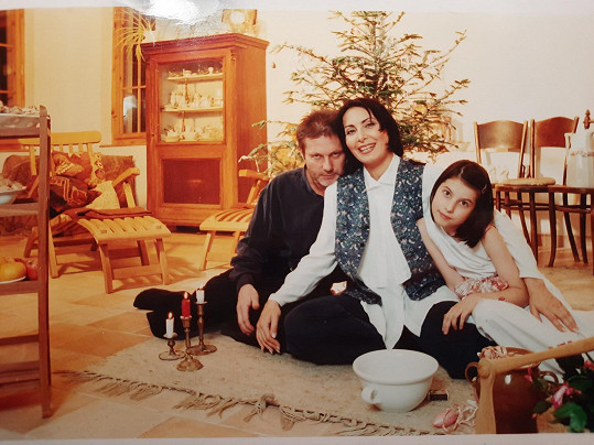 Viktorka s maminkou Zorou Jandovou a tatínkem Zdenkem Mertou.