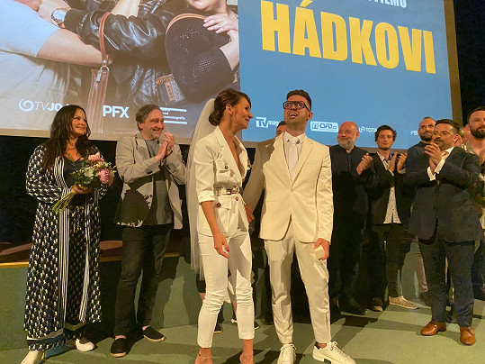 Loni si pár řekl své ano přímo na premiéře filmu Hádkovi. 