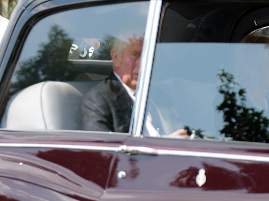 Karel III. při cestě z letiště k Buckinghamskému paláci