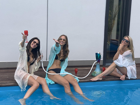 Spolu s dalšími modelkami natáčela videoklip u bazénu.