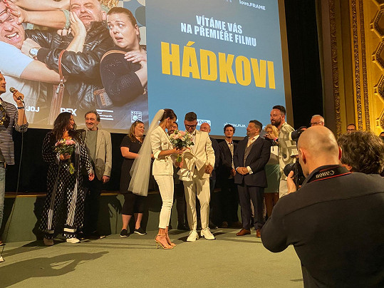 Sandra Nováková a Vojtěch Moravec se vzali přímo na premiéře svého filmu Hádkovi.