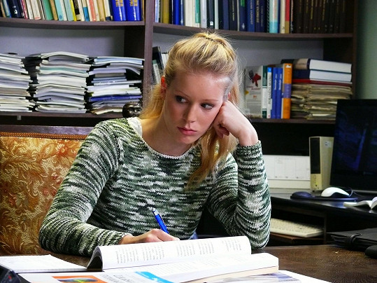 V seriálu Dobrá čtvrť, který reprízuje Česká televize, hraje teenagerku Zuzanu.