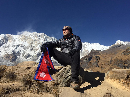 Miluje hory v létě i v zimě. Je velký sportovec a rád s partou zdolává himalájské vrcholy. Takhle mu to slušelo na Annapurně.