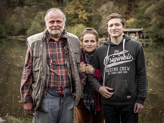 S rodinou z populárního seriálu Osada. Manželku Radku hraje Eva Leinweberová a syna Hynka Filip František Červenka.