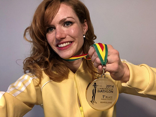 Gábina se zbavila své zlaté medaile ze stíhacího závodu Světového poháru 2014 v Ruhpoldingu.