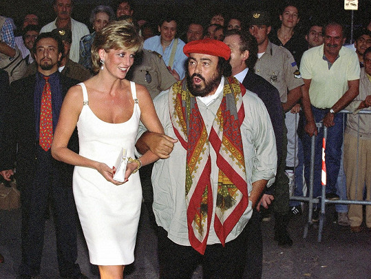 V bílých šatech vyrazila princezna Diana v roce 1995 na koncert v Itálii. Na snímku společně s Pavarottim. 