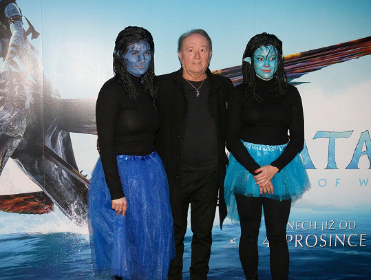 Hudebník vyrazil na premiéru druhého pokračování megafilmu Avatar.