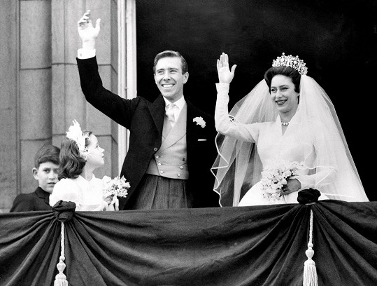 Margaret se svým novomanželem mávají z balkonu Buckinghamského paláce.