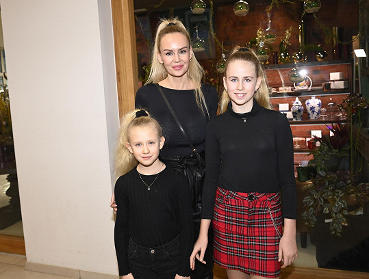 Lucie Hadašová s dcerami, starší Denisou a mladší Vanessou