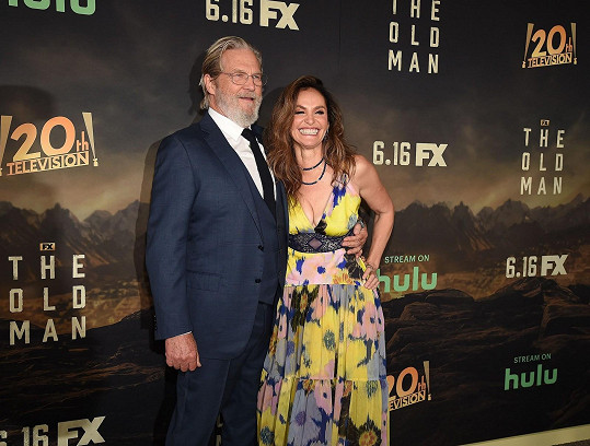 Jeff Bridges s kolegyní Amy Brenneman na uvedení seriálu The Old Man
