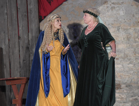 Regina Rázlová jako paní Ofka v muzikálu Noc na Karlštejně s královnou v podání Hany Holišové