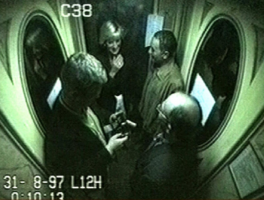 Snímek lady Diany, Dodiho Al-Fayeda, jejich řidiče a bodyguarda (vpravo) z hotelu Ritz. Zde zbývalo už jen pár chvil do osudné nehody. 