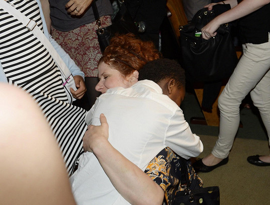 Malý Oliver po premiéře objímá maminku.