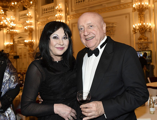 Společnost zpěvačce dělá i její manžel Felix Slováček, který oficálně žije s výtvarnicí Lucií Gelemovou.