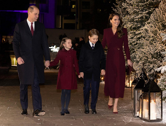 Kate s Williamem dorazili na vánoční mši se staršími dětmi Georgem a Charlotte. 