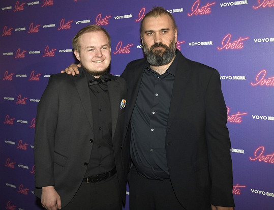 Artur s režisérem Michalem Samirem, který minisérii pro kanál Voyo natočil.