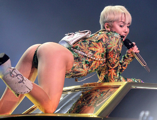 Koncerty Miley byly jednu dobu vhodné spíš pro věkovou kategorii 18+.