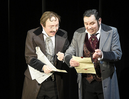 V komické roli ředitele exceluje Pavel Vítek (vpravo).