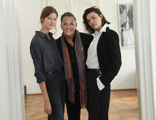 Se světovou vítězkou Elite Model Look 2014 Barborou Podzimkovou a další známou tváří agentury Evou Doležalovou (vpravo).