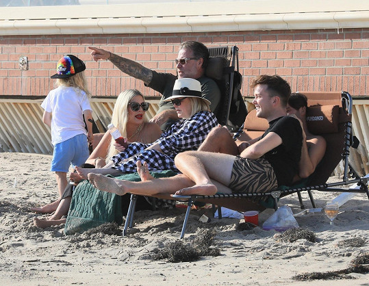 Tori s maminkou Candy, manželem Deanem, synem Beauem a přáteli Joshem Flaggem a Andrewem Beyerem vyrazili společně na procházku po pláži.