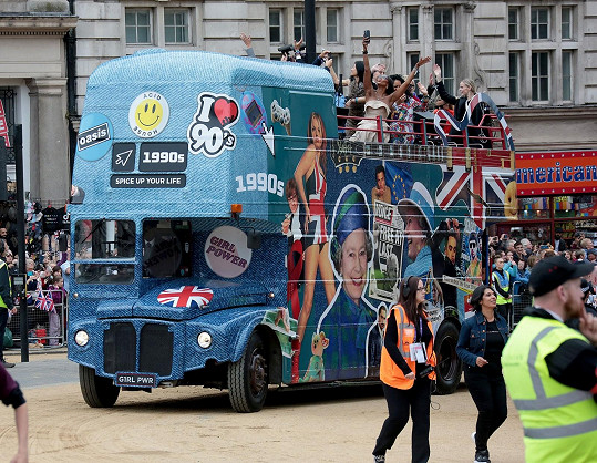 Na jejich autobusu nechyběla Geri Halliwell v britské vlajce, Robbie Williams, tamagoči, digihra či usměvavá královna. 