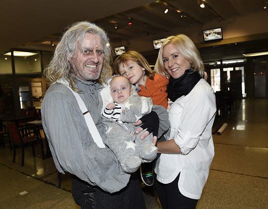 Pepa Vojtek s manželkou Jovankou a nejmladšími dětmi - syny Adamem a Albertem, který přišel na svět také v červnu.