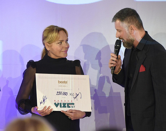 Významným hostem akce byla bývalá první dáma Dagmar Havlová, která převzala na přehlídce šek pro Nadaci Vize 97.