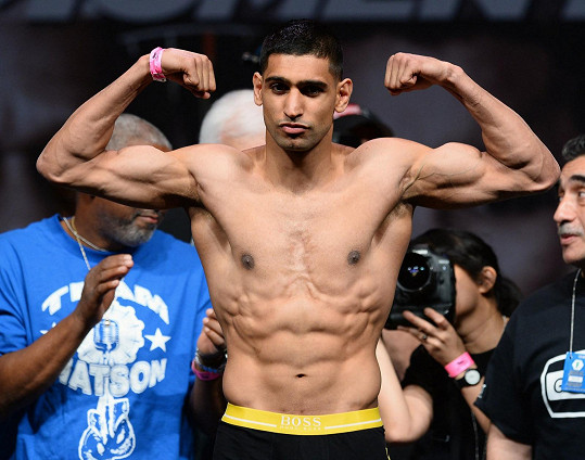 Amir Khan je bývalým boxerským mistrem světa v lehké váze. 