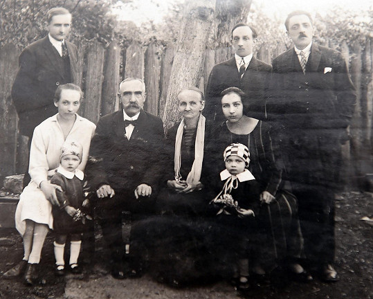 Rodina Oplustilova: dole vpravo Gustík s maminkou, vedle ní jeho babička Rozálie a děda Ferdinand. Muž s knírkem je jeho tatínek Gustav. 