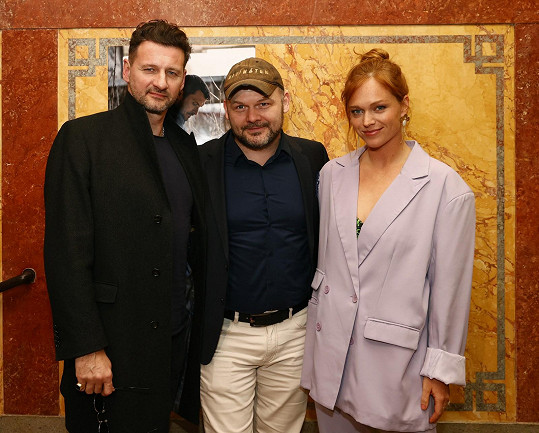Marko Igonda s režisérem Michalem Kollárem a Ester Geislerovou, představitelkou těhotné Lenky.