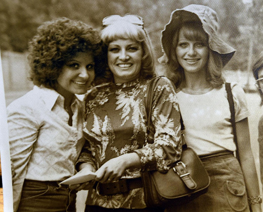 Pěvecké trio Jitka Zelenková (zleva), Kahovcová a Jarmila Gerlová doprovázelo Karla Gotta.