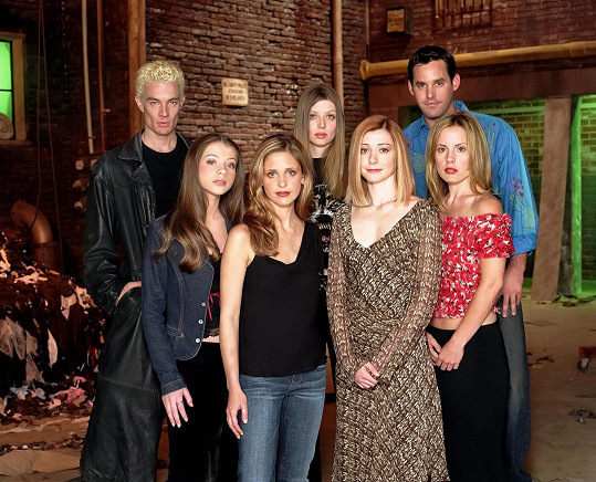Herečka (vpravo) byla nedílnou součástí seriálu Buffy, přemožitelka upírů.