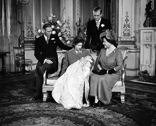 Oficiální snímek ze křtin Charlese. S matkou Alžbětou, otcem Philipem, tehdejším králem Jiřím VI. a Alžbětou, královnou matkou. 