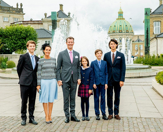 Princ Joachim s manželkou a všemi svými dětmi, které od začátku příštího roku nebudou smět užívat tituly princ a princezna. 
