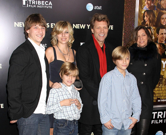 Jon Bon Jovi na archivním snímku s manželkou a dětmi, zleva: Jesse (26), Stephanie (28), Romeo (16) a Jake. 