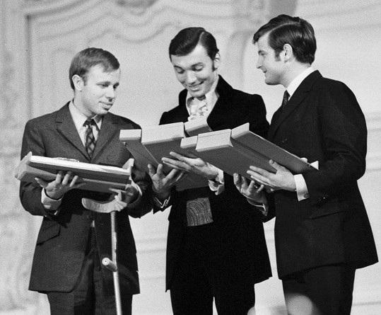 Jaromír Klempíř, zpěvák Karel Gott a textař Jiří Štaidl (zleva) po udělení ceny "Zlatého klíče"(1968)