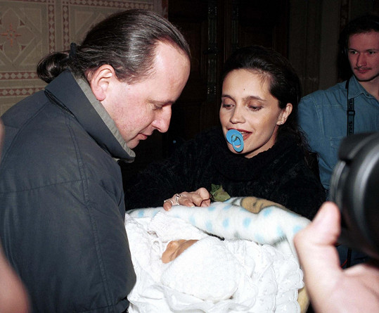 Lucie Bílá s Petrem Kratochvílem v roce 1995, kdy se jim narodil syn Filip.