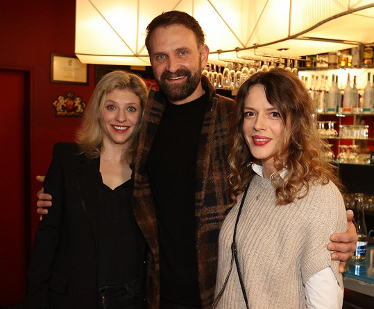 S kolegy Andreou Růžičkovou a Tomášem Maštalírem, jehož manželku hraje.