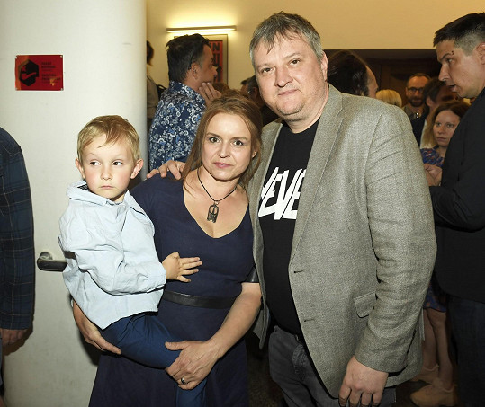 Halka Třešňáková s manželem Tomášem Jeřábkem a jejich synem.
