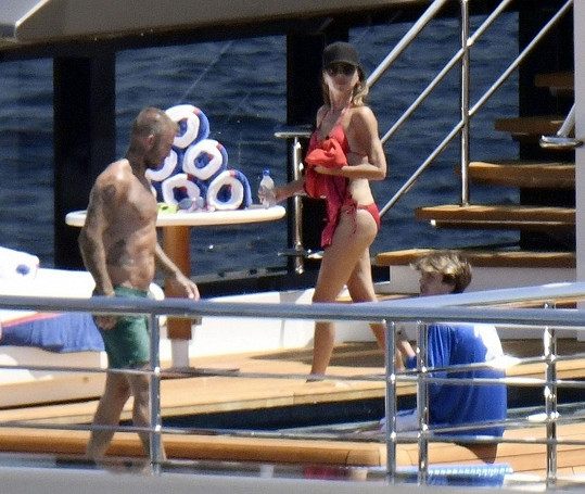 Beckhamovi během dovolené předvedli formu v plavkách...